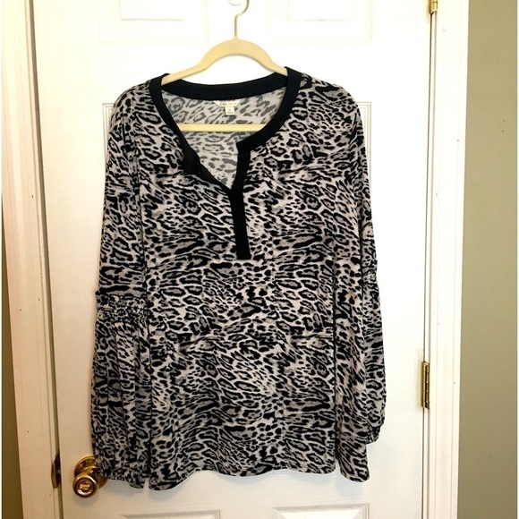 Cato women’s pullover tunic top sz XL Long sleeves v- neck. Animal print. - Picture 1 of 9